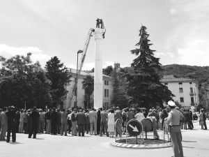 133686-installazione_della_colonna_corinzia_in_chiampo_piazza_zanella_1979_collezione_privata_farinon